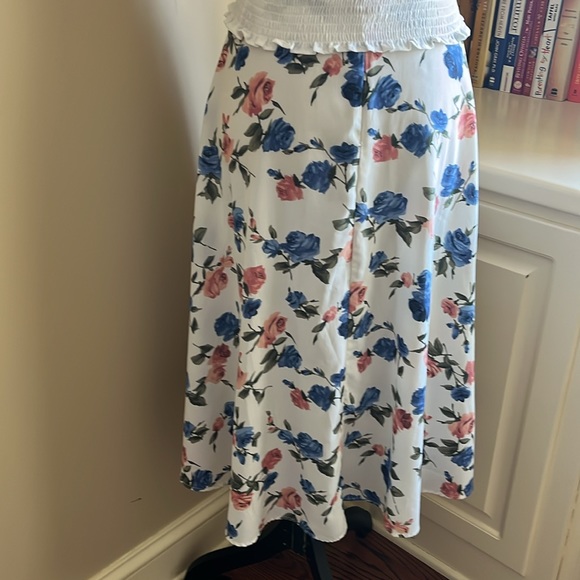 Maxi Floral Skirt Size XS with side zip. Excellent condition. Worn briefly x1. - Picture 4 of 8